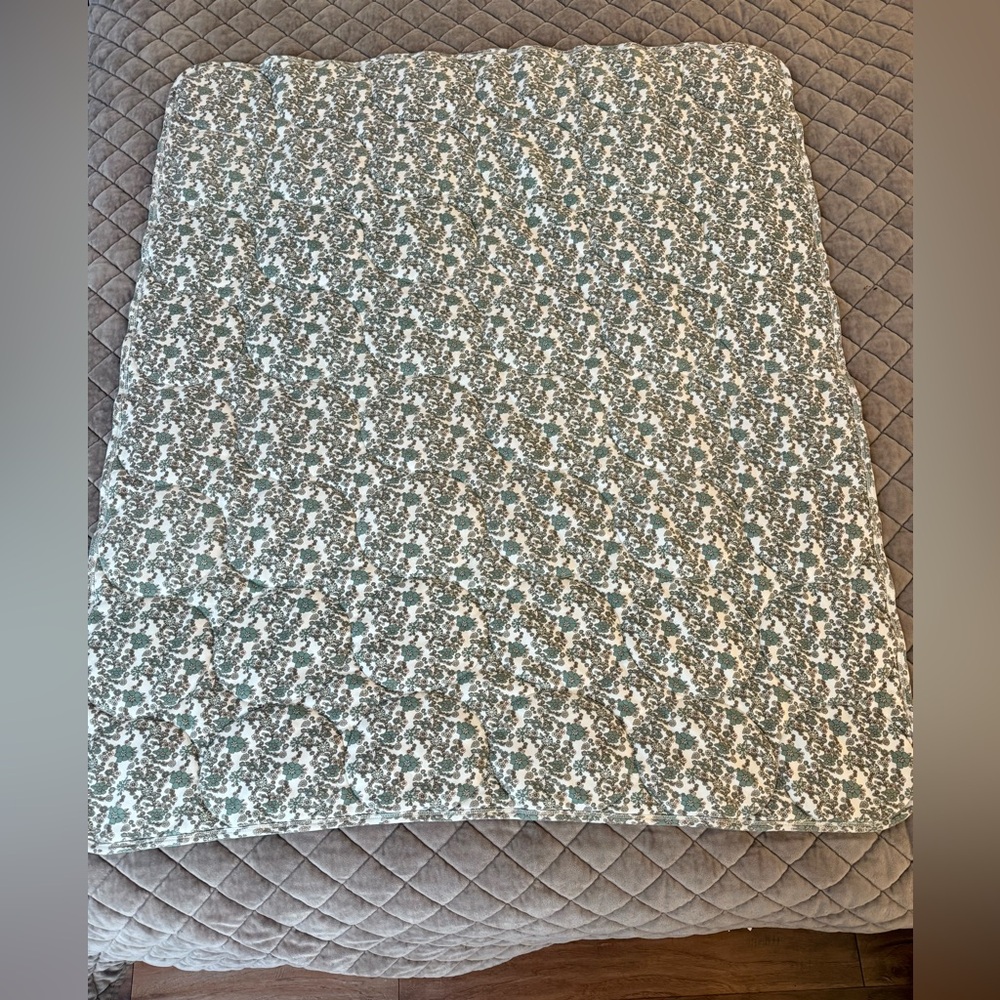 Kate Quinn Ditsy Classic Circle Quilt Jadeite Ditsy Floral